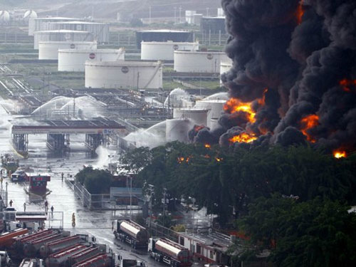 Sét đánh cháy nhà máy dầu lớn bậc nhất Venezuela