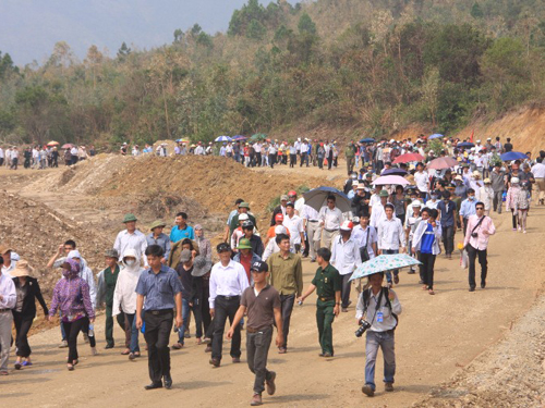 Người dân chung tay dọn đường ra Vũng Chùa