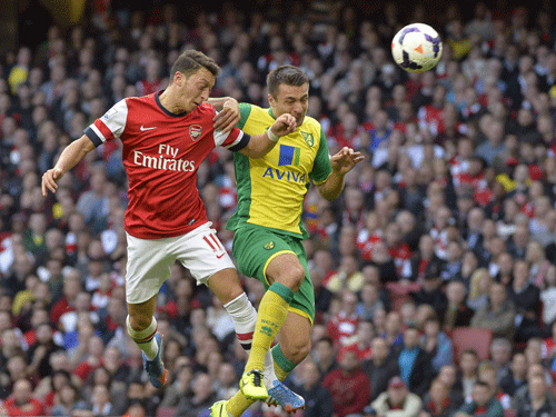 Ozil tỏa sáng, Arsenal đè bẹp Norwich