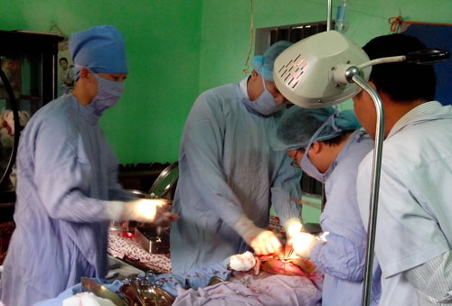 Bộ trưởng Y tế khen nhóm bác sĩ mổ cấp cứu tại nhà bệnh nhân