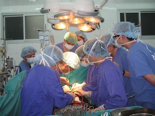 Mổ cấp cứu, cứu sống nữ du khách người Mỹ