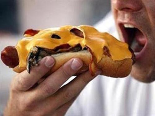 Ăn qu&aacute; nhiều l&agrave;m suy giảm tr&iacute; nhớ