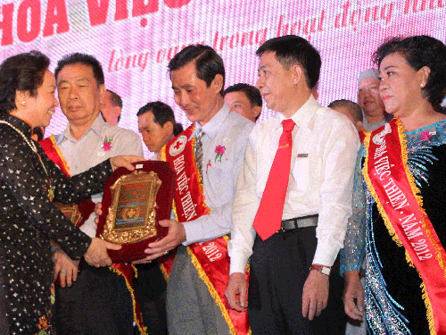 Tuyên dương điển hình “Hoa việc thiện”