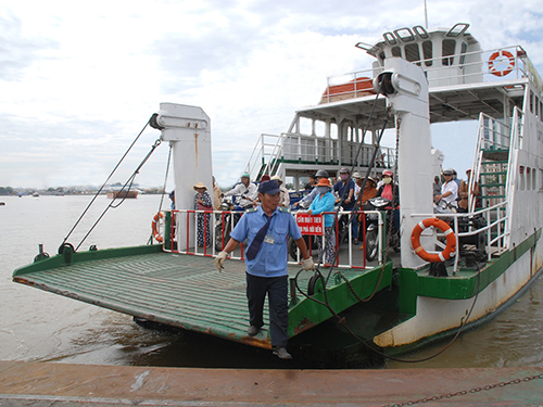Bệnh binh, trẻ em phải nộp phí qua phà