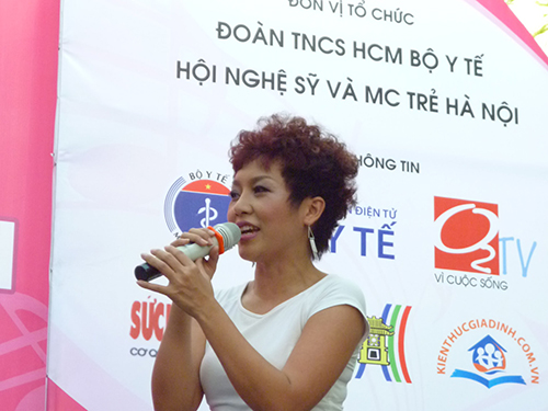 Thái Thùy Linh đem âm nhạc đổi nụ cười