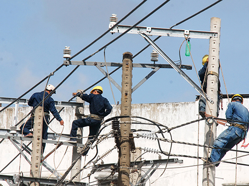 Tăng giá điện với… người nghèo