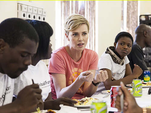 Charlize Theron vận động chống AIDS tại Nam Phi