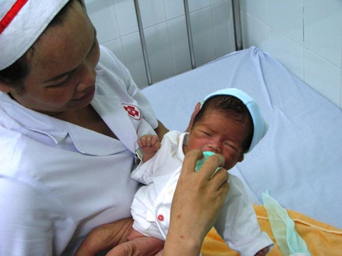 Vụ em bé bị vứt thùng rác: Không giám định ADN