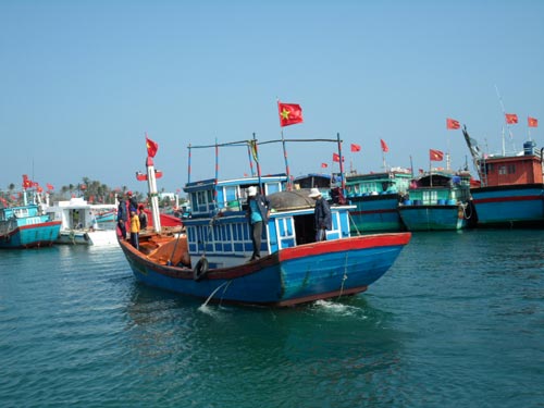 Khen thưởng ngư dân bám biển Hoàng Sa, Trường Sa