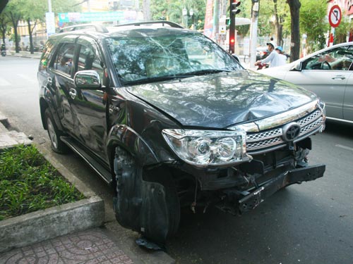 Ô tô "điên" đại náo trung tâm TPHCM