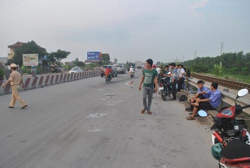 Ô tô đâm chết sinh viên, cán nát chân một người rồi bỏ trốn