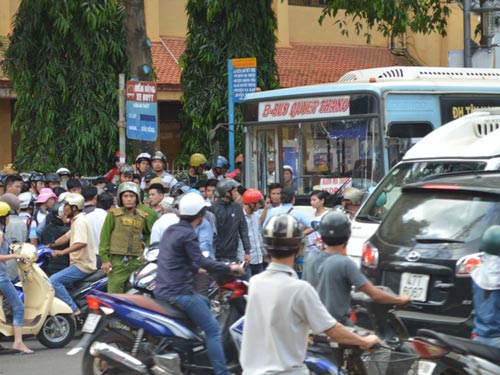 Hàng chục đối tượng vây đánh nhân viên xe buýt