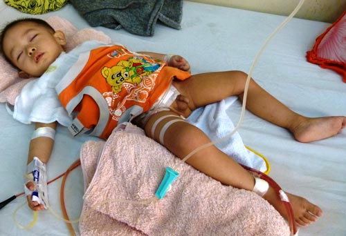 Chưa có kinh phí mổ cho bé bị cắt nhầm bàng quang