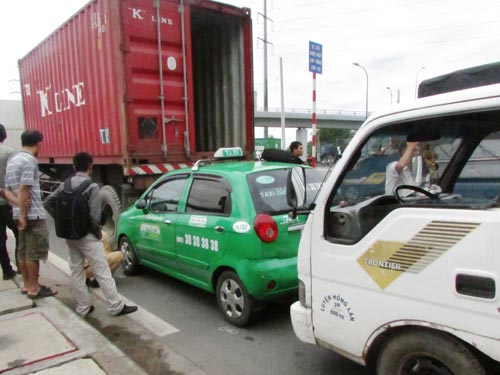 3 ô tô tông liên hoàn, 1 hành khách bị thương