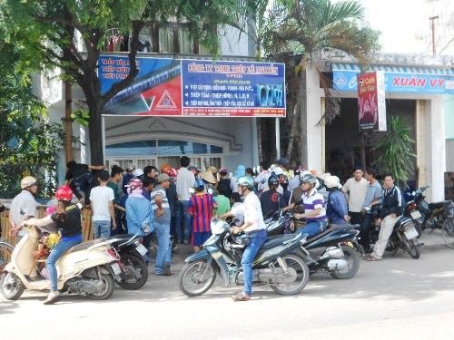 Ngủ dậy, phát hiện chồng thắt cổ tự tử