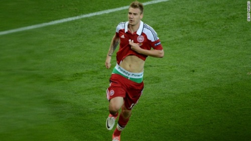 Giở thói côn đồ, sao Arsenal bị bắt