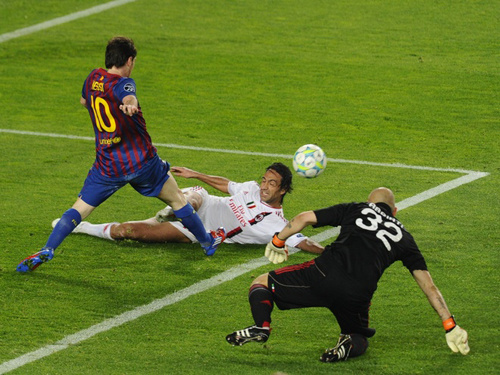 Hạ Milan 3-1, Barca chờ Chelsea ở bán kết