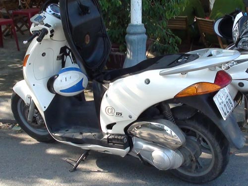Xe "a còng" bỗng dưng bốc cháy !