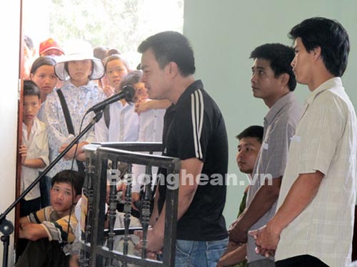 Xông vào lớp học đánh học sinh, côn đồ khóc tại tòa
