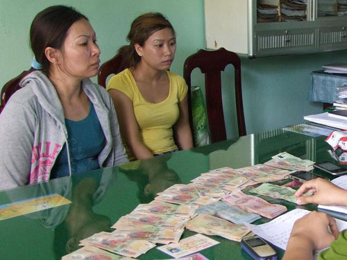 Bắt 2 phụ nữ lưu hành hơn 100 triệu đồng tiền giả