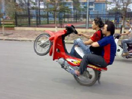 Vào tù vì đi xe lạng lách, đánh võng