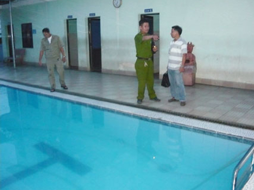 Một bé gái chết đuối tại hồ bơi