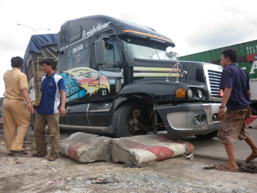 Chỉ 30 phút, 2 xe container gây nạn