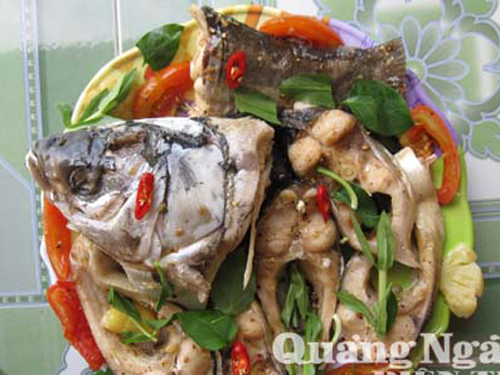 Béo thơm bánh tráng cuốn cá mè luộc