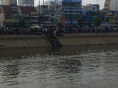 Phát hiện xác thanh niên trên rạch Bến Nghé