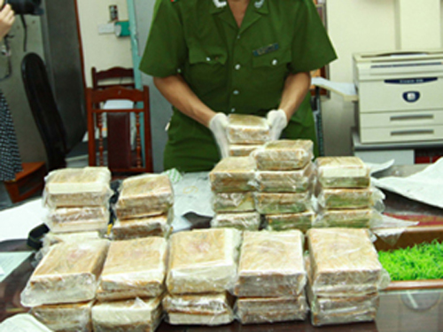 Phá án, bắt 60 bánh heroin và 12.000 viên ma túy tổng hợp