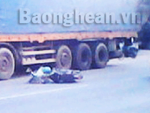 Xe máy đâm đuôi xe tải, một người bị thương nặng