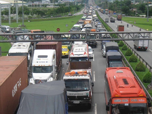 Xa lộ Hà Nội kẹt cứng vì tài xế dừng xe... đánh nhau!