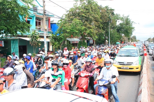Phà Cát Lái kẹt do khách đi chơi lễ tăng