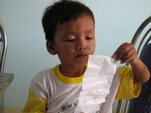 Cậu bé vừa biết nói đã biết đọc 3 thứ tiếng