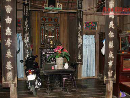 Xem trọng bộ ghế salon hơn… tình mẫu tử