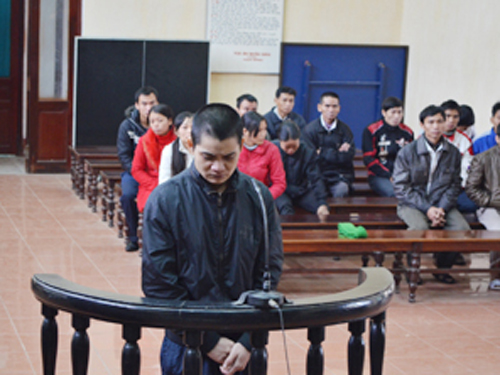 Đánh chết bố bằng điếu cày