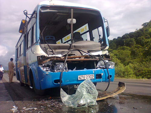 Xe bus tông xe tải mất lái, 9 người bị thương