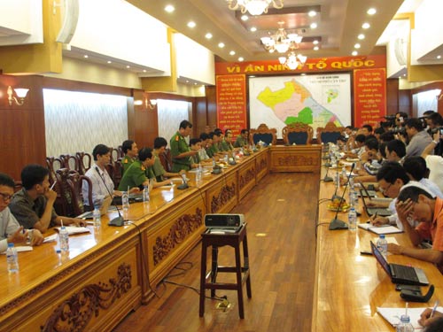 Hành hung phóng viên vì tưởng... cướp (?!)