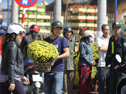 Đổ xô giật hoa, đường Bạch Đằng náo loạn