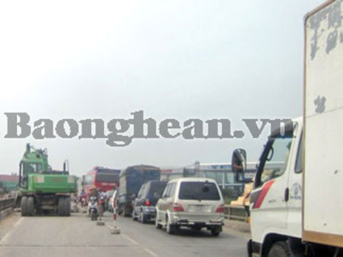 Ách tắc hơn 5 km vì sửa đường
