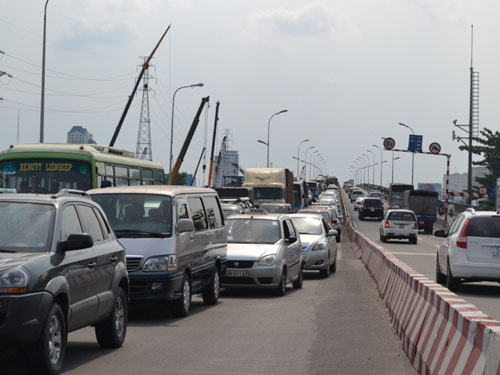 Taxi thắng gấp, 4 ô tô làm ùn tắc cầu Sài Gòn