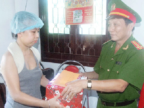 Thưởng cho thiếu nữ dũng cảm truy đuổi cướp