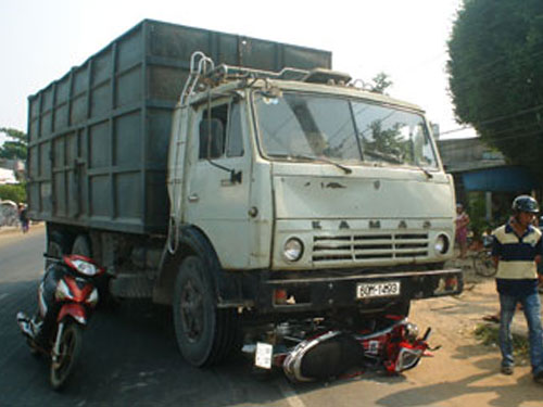 Mới đi ăn sáng xong, bị xe tông, nguy kịch