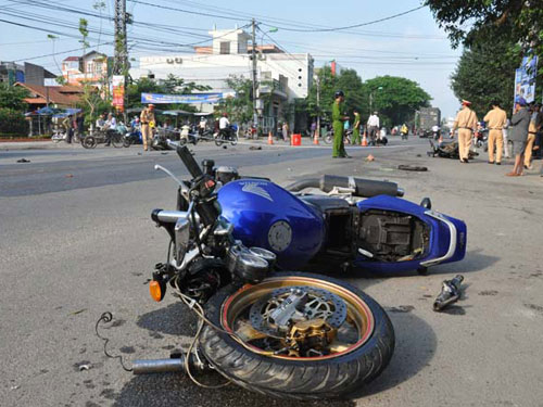 3 xe máy tông nhau, 3 người bị trọng thương