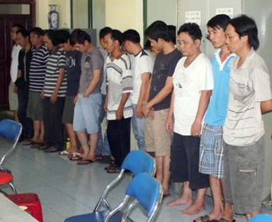 Phát hiện 3 quán cà phê cá độ bóng đá trong đêm