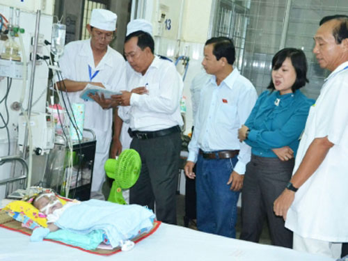 Bỏ con chết tại bệnh viện nhưng quay lại lấy bình thủy
