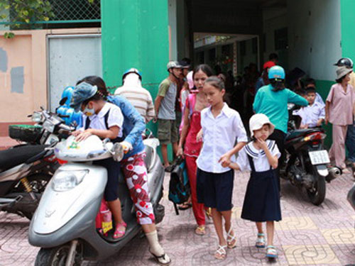 Cảnh giác “yêu râu xanh” rình rập trước cổng trường