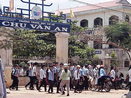 2 học sinh đánh đập, trấn tiền bạn cùng trường
