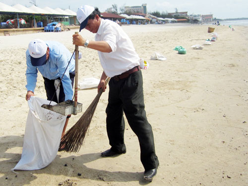 Xuất hiện hàng chục tấn dầu vón cục ở bãi tắm Vũng Tàu