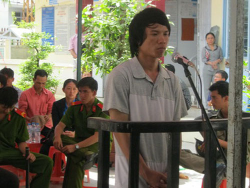 Gây tai nạn giao thông nghiêm trọng do... “nhìn gái xinh”!